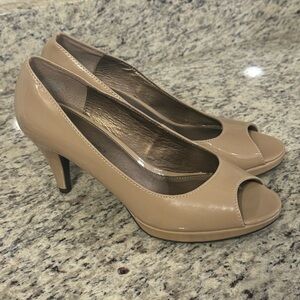 Bandolini Bdmylah peep toe pumps size 8M
